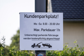 Schild mit der Aufschrift Kundenparkplatz