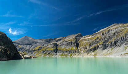 Lac du vieux Emosson avec les Alpes en arrière plan