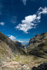 Fototapeta premium Gorge de Veudale avec un nuage sur le lac d'Emosson