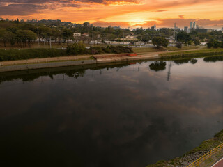 Foto a&eacute;rea do rio pinheiros, marginal ao fundo, sentido zona sul, no por do sol