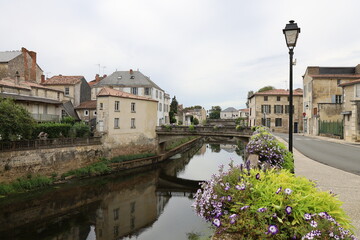 Fototapeta na wymiar La rivière Vendée, ville de Fontenay Le Comte, département de la Vendée, France