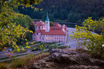 Kloster an der Donau in Kelheim am Abend
