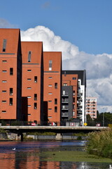 Moderne rote Häuser an einem Kanal in Danzig