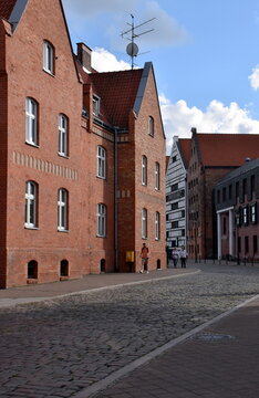 Gasse mit roten H&auml;usern in Danzig