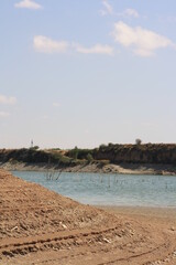 Suelo de los pantanos a la vista a consecuencia de la sequía