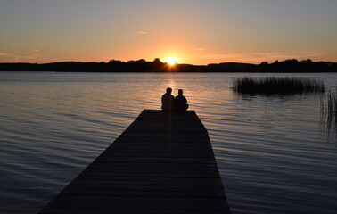 Liebespaar im Sonnenuntergang am Oberuckersee