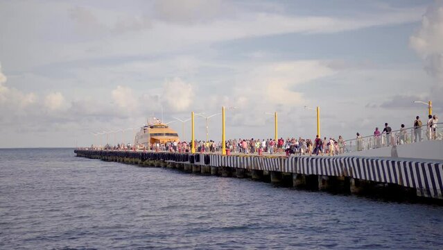 Ferry en el muelle con personas abordando, ferry a cozumel mexico 