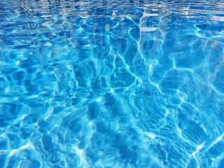 Superficie de agua de piscina, reflejos de la luz en el agua