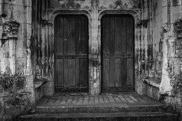 Fototapeta na wymiar old wooden doors entrance