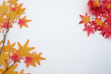 Fototapeta premium 秋らしい紅葉の小物とコピースペース