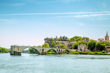 Blick auf Avignon und die Brücke Saint Benezet, Frankreich 