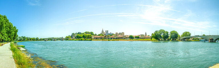 Blick auf Avignon und die Brücke Saint Benezet, Frankreich 