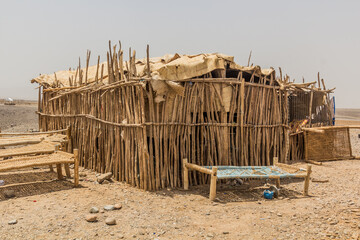 Simple hut in Hamed Ela, Afar tribe settlement in the Danakil depression, Ethiopia. - obrazy, fototapety, plakaty