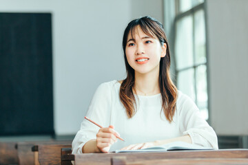 授業を受ける女性　class