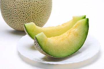 皿に盛られたカットされたアールスメロン