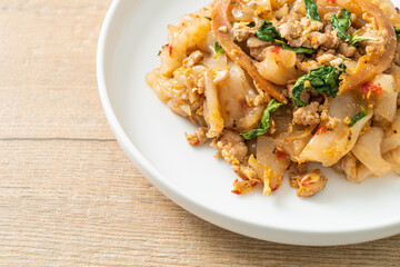 Stir-fried noodle with minced chicken and basil