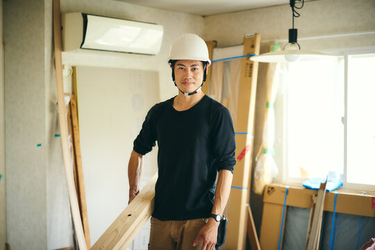 木材を持つ大工職人のポートレート