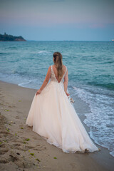 Fototapeta na wymiar bride on the beach