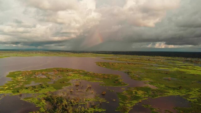 Arco&iacute;ris sobre r&iacute;o en Iquitos selva peruana