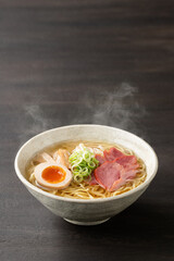 ほんわか湯気の立つ、熱々の塩ラーメン