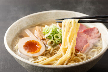 ほんわか湯気の立つ、熱々の塩ラーメン