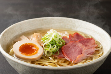 ほんわか湯気の立つ、熱々の塩ラーメン