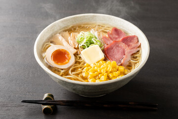 ほんわか湯気の立つ、熱々の塩バターラーメン