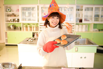 ハロウィンパーティーを楽しむ女性