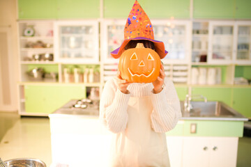 ハロウィンパーティーを楽しむ女性