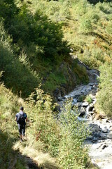 randonneur aux Cascades de l&rsquo;Artigue