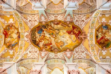 Die Deckenkonstruktion der Heilig-Geist-Kirche in der historischen Altstadt von München mit ihren...