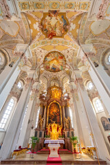 Die Deckenkonstruktion mit Altar der Heilig-Geist-Kirche in der historischen Altstadt von München...