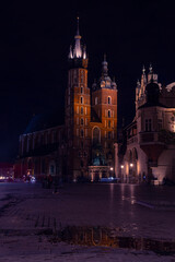 Fototapeta na wymiar Mariacki Church in Cracov by night | Kościół Mariacki w Krakowie nocą