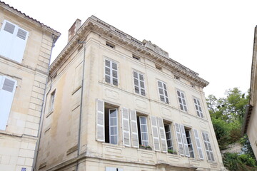 Bâtiment typique, vue de l'extérieur, ville de Fontenay Le Comte, département de la Vendée, France