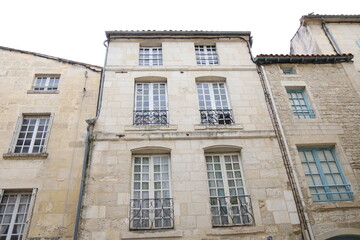 Bâtiment typique, vue de l'extérieur, ville de Fontenay Le Comte, département de la Vendée, France