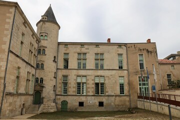 Fototapeta na wymiar Bâtiment typique, vue de l'extérieur, ville de Fontenay Le Comte, département de la Vendée, France