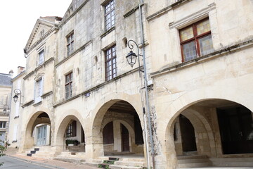 Fototapeta na wymiar Bâtiment typique, vue de l'extérieur, ville de Fontenay Le Comte, département de la Vendée, France
