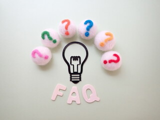 FAQの単語、電球の周りに可愛いクエスチョンマークがたくさん