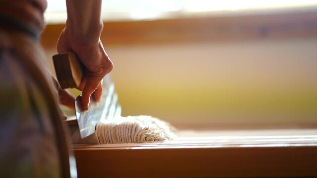 そばを切る男性の手元