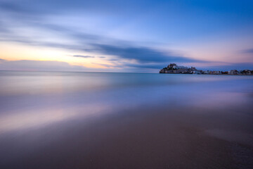 Naklejka premium Castillo de Peñiscola, fortaleza en la playa en larga exposición