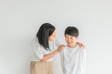 楽しそうに会話する日本人の姉弟
