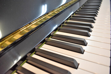 国産アップライトピアノの鍵盤と蓋周り