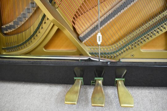 国産アップライトピアノの内部、フレーム、弦、響板など