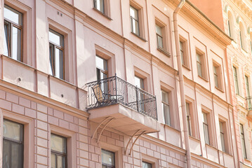 Obraz premium View of the facade of the house with windows and a balcony.