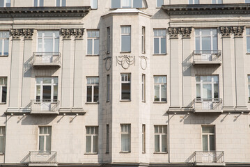 Obraz premium View of the facade of the house with windows and a balcony.