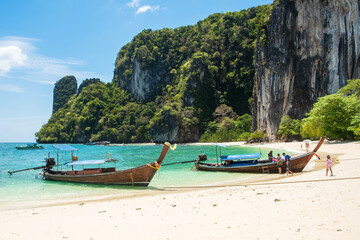 Obraz premium longtail boat on Hong island, Krabi, Thailand. landmark, destination Southeast Asia Travel, vacation and holiday concept