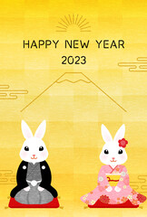 2023年卯年の和風年賀状、着物のうさぎと富士山と金箔の背景