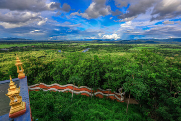 Obraz premium panoramic background of high mountain scenery, overlooking the atmosphere of the sea, trees and wind blowing in a cool blur, spontaneous beauty