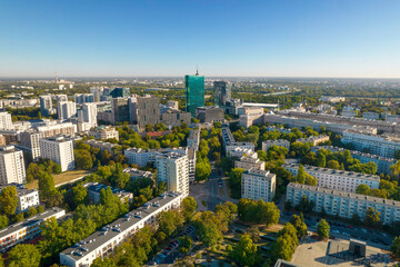 Piękny panoramiczny widok z drona na centrum nowoczesnej Warszawy z sylwetkami drapaczy chmur. Na...