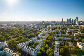 Piękny panoramiczny widok z drona na centrum nowoczesnej Warszawy z sylwetkami drapaczy chmur. Na...